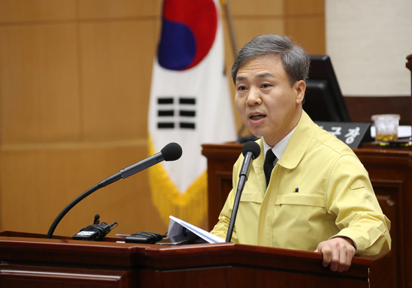 지난 10일 김승수 전주시장이 시의회에 재난기본소득을 제안하고 있다. <사진 - 전주시>