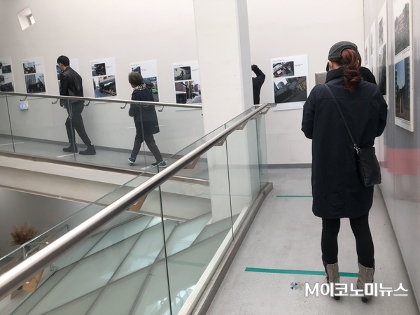 제21대 국회의원선거 투표일인 15일 서울 마포구 도화동주민센터에 마련된 투표소에서 유권자들이 신종 코로나바이러스 감염증(코로나19) 확산 방지를 위해 마련된 1m 이상 거리두기 등 절차를 잘 지키며 간격을 두고 줄지어 있다. <사진-마포구민 제공>