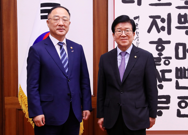 홍남기 경제부총리(왼쪽)와 박병석 국회의장 / 국회 제공