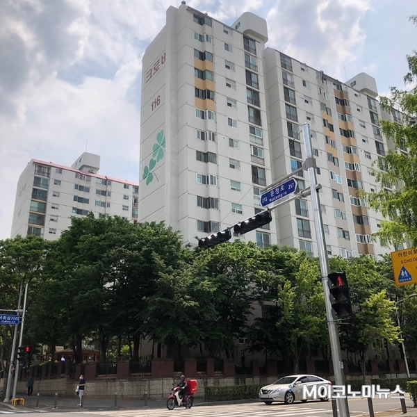 대전 서구 둔산동 소재 크로바 아파트. 