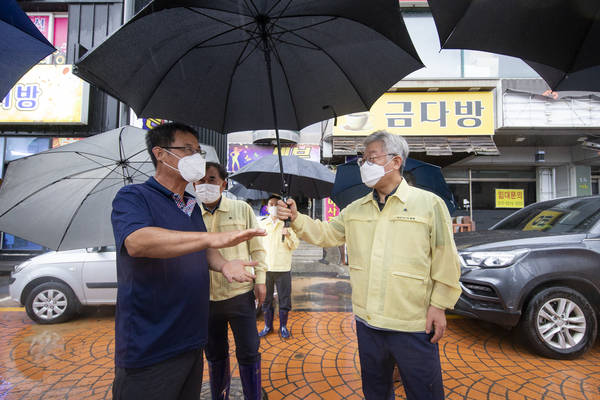  지난 3일 경기도 안성시 호우피해 현장을 점검하고 있는 이재명 경기도지사 / 경기도 제공