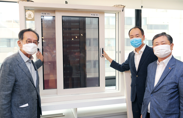 SK건설은 지난 13일 알루이엔씨, 국영지앤엠와 함께 공동주택 창문형 태양광 발전시스템 개발에 관한 상호협력 협약을 체결했다. 사진은 (오른쪽부터) 전승태 SK건설 건축주택사업부문장과 홍성철 알루이엔씨 대표, 최재원 국영지앤엠 대표가 개폐되는 창에 태양광 발전시스템을 구현해 시연하는 모습 / SK건설 제공