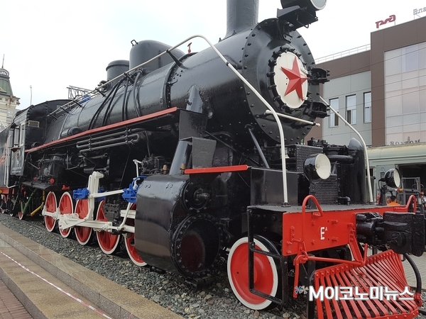 블라디보스톡 역에 전시된 1900 년대 시베리아 횡단 증기 기관차