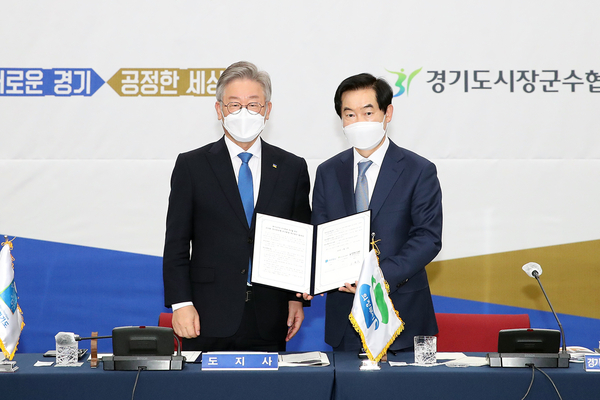 이재명 경기도지사(왼쪽)와 안병용 의정부시장 / 경기도 제공
