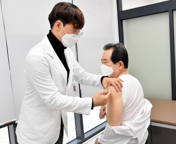 지난 21일 정세균 국무총리가 세종시의 한 보건소를 찾아 독감 예방접종 주사를 맞고 있다. <사진 - 정세균 국무총리 페이스북>
