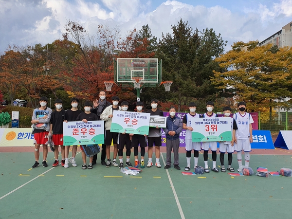 중등부 입상자들이 기념촬영을 하고 있다. /사진제공 한기범희망재단 