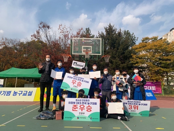 초등부 입상자들이 기념촬영을 하고 있다. / 사진제공 한기범희망재단 