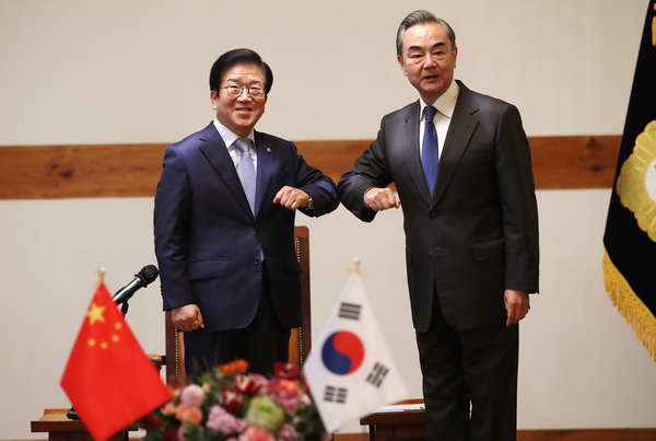 박병석 국회의장(왼쪽)과 왕이 중국 국무위원겸 외교부장 / 국회 제공
