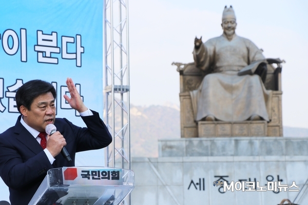 김선동 전 국민의힘 사무총장이 지난달 25일 오전 서울 광화문광장 세종대왕상 앞에서 서울시장 후보 출마 선언을 하고 있다.