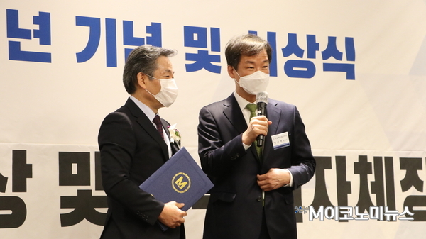 박균택 전 법무연수원장(오른쪽)이 지난 18일 서울 여의도 켄싱턴 호텔에서 열린 M이코노미뉴스 편집위원 위촉식에서 위촉장을 수여받고 소감을 말하고 있다. 왼쪽은 조재성 M이코노미뉴스 주필.