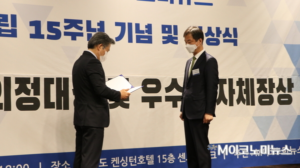 박균택 전 법무연수원장(오른쪽)이 지난 18일 서울 여의도 켄싱턴 호텔에서 열린 M이코노미뉴스 편집위원 위촉식에서 조재성 M이코노미뉴스 주필에게 위촉장을 수여받고 있다.