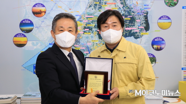 M이코노미뉴스가 '2020 우수 지방자치단체장'으로 임병택 시흥시장을 선정하고 14일 시흥시청에서 상패를 수여했다. 조재성 M이코노미뉴스 주필(왼쪽)과 임병택 시흥시장(오른쪽).