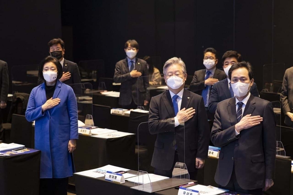 앞줄 왼쪽부터 박영선 전 장관, 이재명 지사, 우상호 의원 / 사진 : 이 지사 페이스북