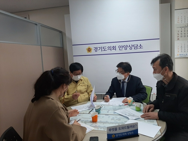 조광희 의원(왼쪽 두번째)이 지난 5일 경기도의회 안양상담소에서 경기도 교통국·교통연수원으로부터 2021년 운수종사자 등에 대한 온라인 교육 추진 방향에 대해 보고받고 있는 모습.