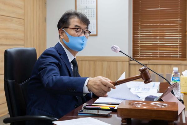윤종인 개인정보보호위원장이 10일 전체회의에서 개인정보 유출 사업자에 대한 제재를 의결하고 있다. <사진 - 개인정보보호위원회>