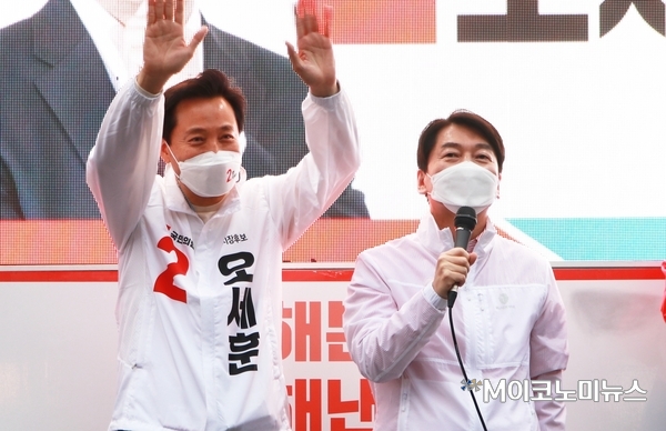 국민의힘 오세훈 서울시장 후보(왼쪽)와 국민의당 안철수 대표가 지난 2일 오후 서울 양천구 목동 깨비시장을 방문해 선거유세를 하고 있다.