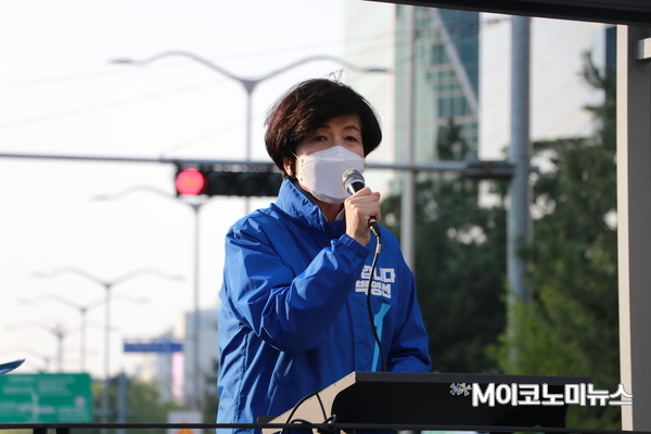 김영주 민주당 의원이 박영선 서울시장 후보 지지를 호소하고 있다.