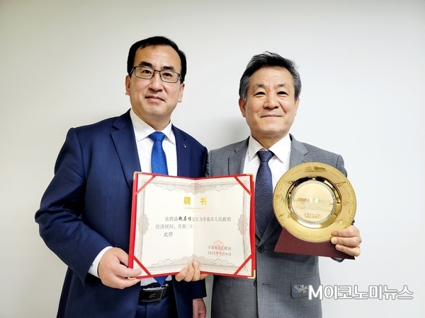 사진설명 (좌) 왕건명 중국 산둥성 영성시 한국대표처 수석대표 (우)조재성 중국 산둥성 영성시 경제고문 