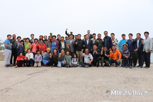 사진설명/ 2019년 7월 대마도를 찾아 봉사활동을 펼친 대마도사랑위원회 위원들 및 봉사단원들이 마을 주민들과 함께 기념촬영을 했다. 