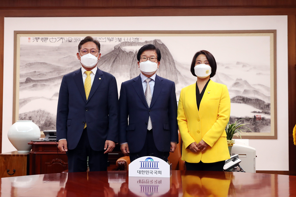 왼쪽부터 배진교 정의당 신임 원내대표, 박병석 국회의장, 이은주 정의당 신임 원내 대변인 / 국회 제공