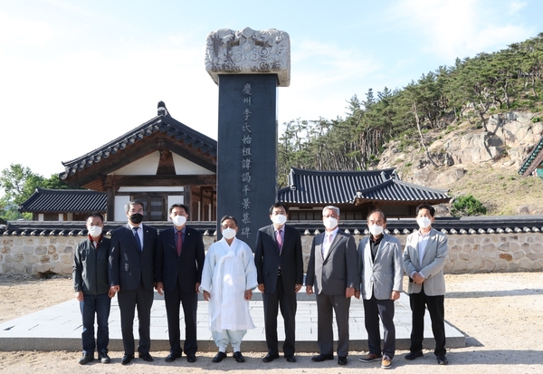 주낙영 경주시장과 김석기 국회의원은 지난 13일 고 이병철 삼성그룹 회장이 직접 쓴 ‘경모비’ 앞에서 이상록 경주이씨 종친회장을 만나 고 이건희 회장의 기증품이 경주에 유치될 수 있도록 문중차원의 협조를 당부했다. 왼쪽 세번째부터 김석기 의원, 이상록 회장, 주낙영 시장. / 경주시 제공