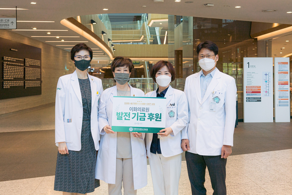 <사진> 드라마 ‘슬기로운 의사생활’ 배경인 이대서울병원에서 이선영 이화의료원 전략기획본부장, 유경하 이화의료원장, 임수미 이대서울병원장, 홍근 이대목동병원 간담췌외과 교수(왼쪽부터). 