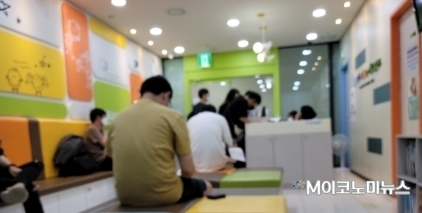 30세 이상 예비군과 민방위 대원 등에 대한 얀센 백신 접종이 시작된 지난 10일 서울 영등포구 소재 한 병원에서 백신 접종을 마친 시민들이 알레르기 반응을 관찰하기 위해 대기하고 있다.