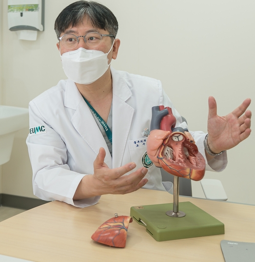 사진/ 이대서울병원 흉부외과 김상필 교수가 확장성 심근병증에 대해 설명하고 있다. 