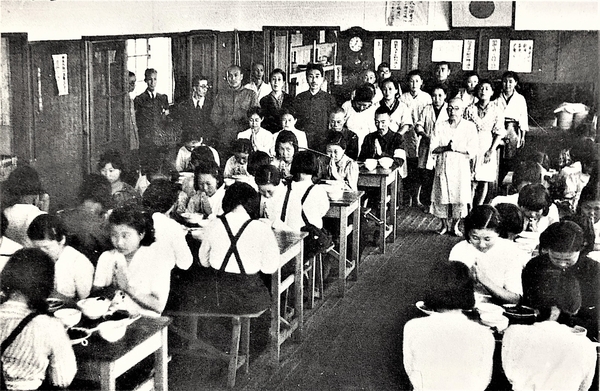 사진 5-4 미츠비시 조선정신대원의 식사모습. 출처는 정신대관련 사진집(『写真集 証言する風景──名古屋発/朝鮮人・中国人強制連行の記録』風媒社)에서 필자가 재촬영한 것임.