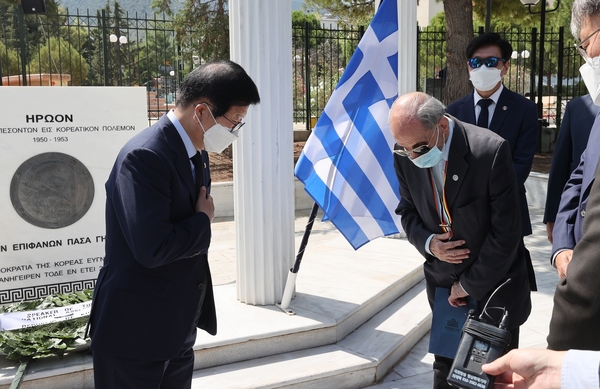 그리스 한국전 참전 기념비 헌화