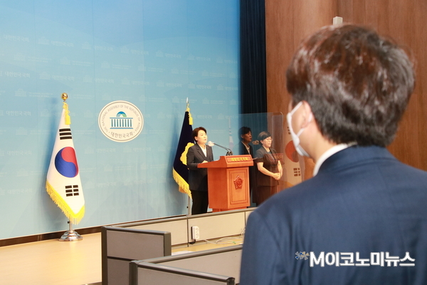 25일 국회 소통관에서 의원직 사퇴 및 대선 불출마 선언 기자회견을 하는 국민의힘 윤희숙 의원을 이준석 대표가 바라보고 있다.