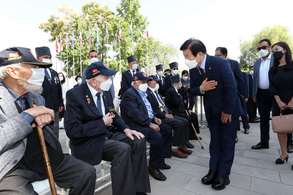 한국전 참전 기념비 헌화