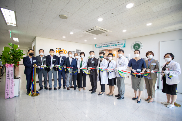 14일 이대목동병원 개방형 실험실 개소식 기념사진.<br>
개방형 실험실 구축사업단 개소식에는 유경하 이화여자대학교 의무부총장 겸 의료원장, 유재두 이대목동병원장,<br>
임수미 이대서울병원장 및 이형훈 보건복지부 보건산업정책국장, 김영옥 한국보건산업진흥원 기획이사 등이 참석했다. 