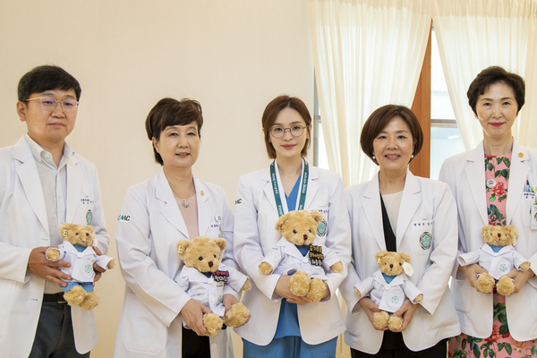 유재두 이대목동병원장, 유경하 이화의료원장, 배우 전미도 씨, 임수미 이대서울병원장, 이선영 전략기획본부장(왼쪽부터)