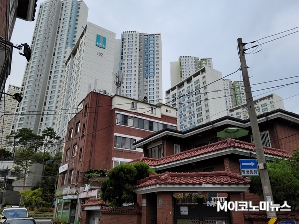 고덕1구역 사업대상지와 뒤에 보이는 신축 아파트 고덕래미안힐스테이트가 대조되는 모습이다.