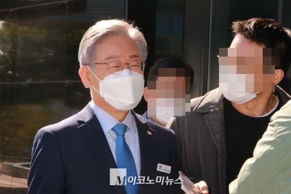 이재명 경기도지사가 18일 경기도 국감 중 점심식사를 위해 나와 이동 중에 취재진 질문을 받고 답하고 있다.
