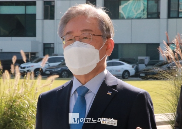 이재명 경기도지사가 18일 경기도 국감 중 점심식사를 위해 나와 이동 중에 취재진 질문을 받고 답하고 있다.