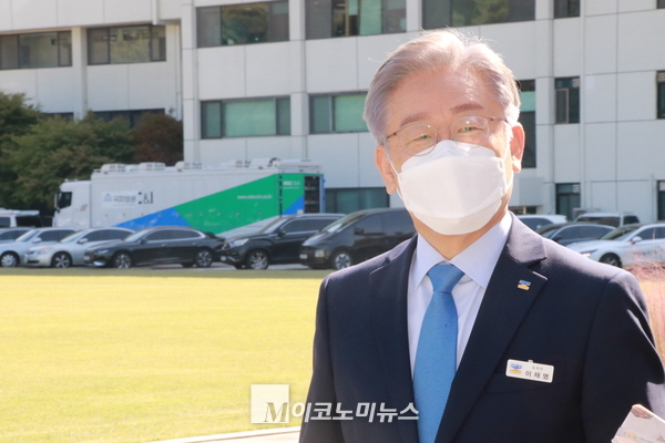 이재명 경기도지사가 18일 경기도 국감 중 점심식사를 위해 나와 이동 중에 취재진 질문을 받고 답하고 있다.