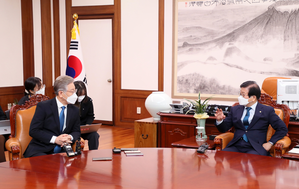 이재명 더불어민주당 대선 후보는 1일 서울 여의도 국회를 찾아 박병석 국회의장을 예방했다. / 국회 제공