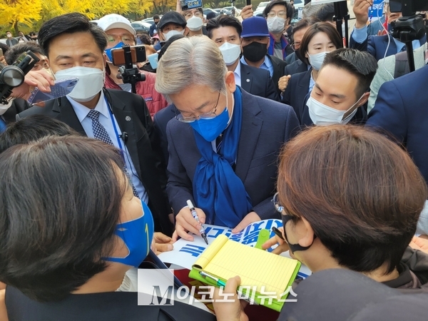 이재명 더불어민주당 대선후보가 2일 서울 올림픽 경기장 KSPO돔에서 열린 '제20대 대통령선거 선거대책위원회 출범식'을 마친 후 나와 지지자들에게 사인을 해주고 있다.