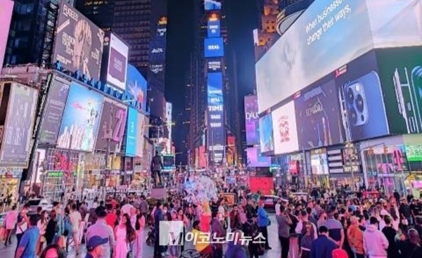 지난 9월 말 미국 뉴욕 타임스퀘어 광장 모습. 마스크를 착용하지 않은 사람들이 많이 보인다.