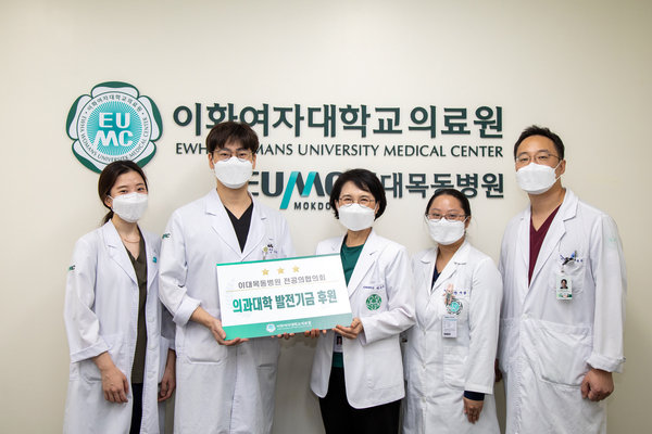 <사진> 이미경 이대목동병원 전공의, 박지용 이대목동병원 전공의협의회 대표, 하은희 이화여대 의과대학 학장, 한가람 이대목동병원 전공의, 김윤환 이대목동병원 교육수련부장(왼쪽부터)