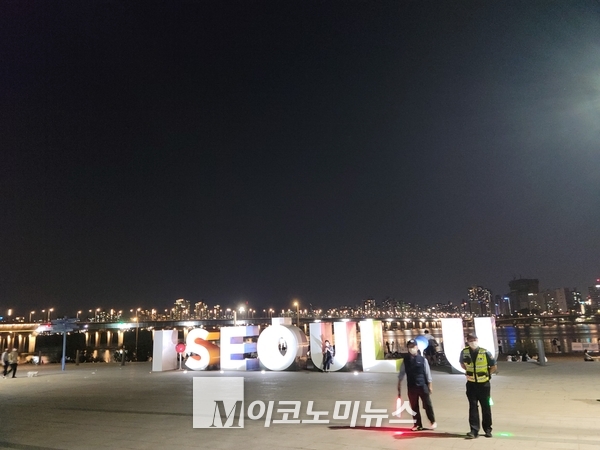 밤 10시 이후 한강공원 음주가 금지됐던 지난 9월. 서울시 단속원들이 여의도 한강공원에서 계도 활동을 하고 있는 모습.