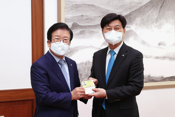 박병석 국회의장(왼쪽)과 이춘희 세종특별자치시장 / 국회 제공
