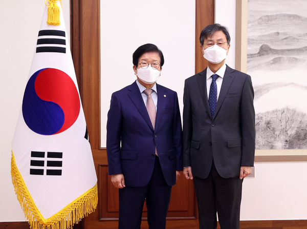 박병석 국회의장(왼쪽)과 최재해 감사원장 / 국회 제공