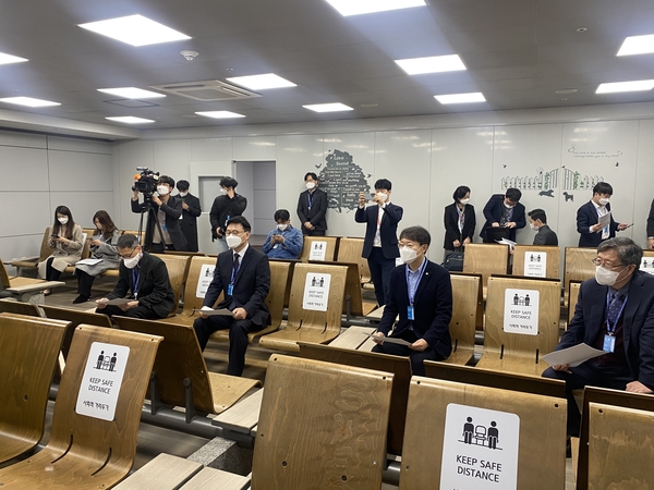 박광온 국회 법제사법위원장과 박주민·최기상 더불어민주당 의원이 19일 인천공항 출입국관리사무소를 방문해 출국대기실에서 현장 설명을 듣고 있다. / 국회 제공