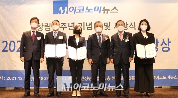 왼쪽부터 박균택 편집부위원장(전 법무연수원장), 모종화 신임 편집위원(전 병무청장), 김나영 청년 편집위원(더리얼컴퍼니 공동대표), 조재성 M이코노미뉴스 대표이사, 윤영일 편집위원장(전 국회의원), 표해윤 청년 편집위원(지에스웹 대표)