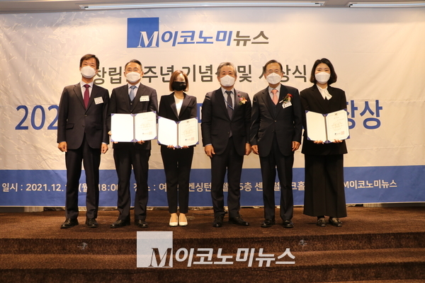 지난 13일 오후 서울 여의도 켄싱턴호텔에서 열린 ‘M이코노미 창립 16주년 기념 및 시상식’에서 관계자들이 편집위원 위촉식을 마친 후 기념 촬영을 하고있다. 사진은 왼쪽부터 박균택 편집부위원장(전 법무연수원장), 모종화 신임 편집위원(전 병무청장), 김나영 청년 편집위원(더리얼컴퍼니 공동대표), 조재성 M이코노미뉴스 대표이사, 윤영일 편집위원장(전 국회의원), 표해윤 청년 편집위원(지에스웹 대표)