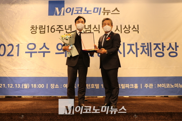 윤관석 더불어민주당 의원(왼쪽)이 조재성 M이코노미뉴스 대표이사에게 ‘우수 국회의원 의정대상’을 수여받고 기념 촬영을 하고있다.