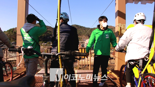 공기환 씨가 지난 8일 경남 김해가야테마파크 더블 익스트림(익사이팅 사이클 및 타워)으로 현장학습을 나온 부산 다선중학교 2학년 학생들을 상대로 안전교육을 하고 있다. 